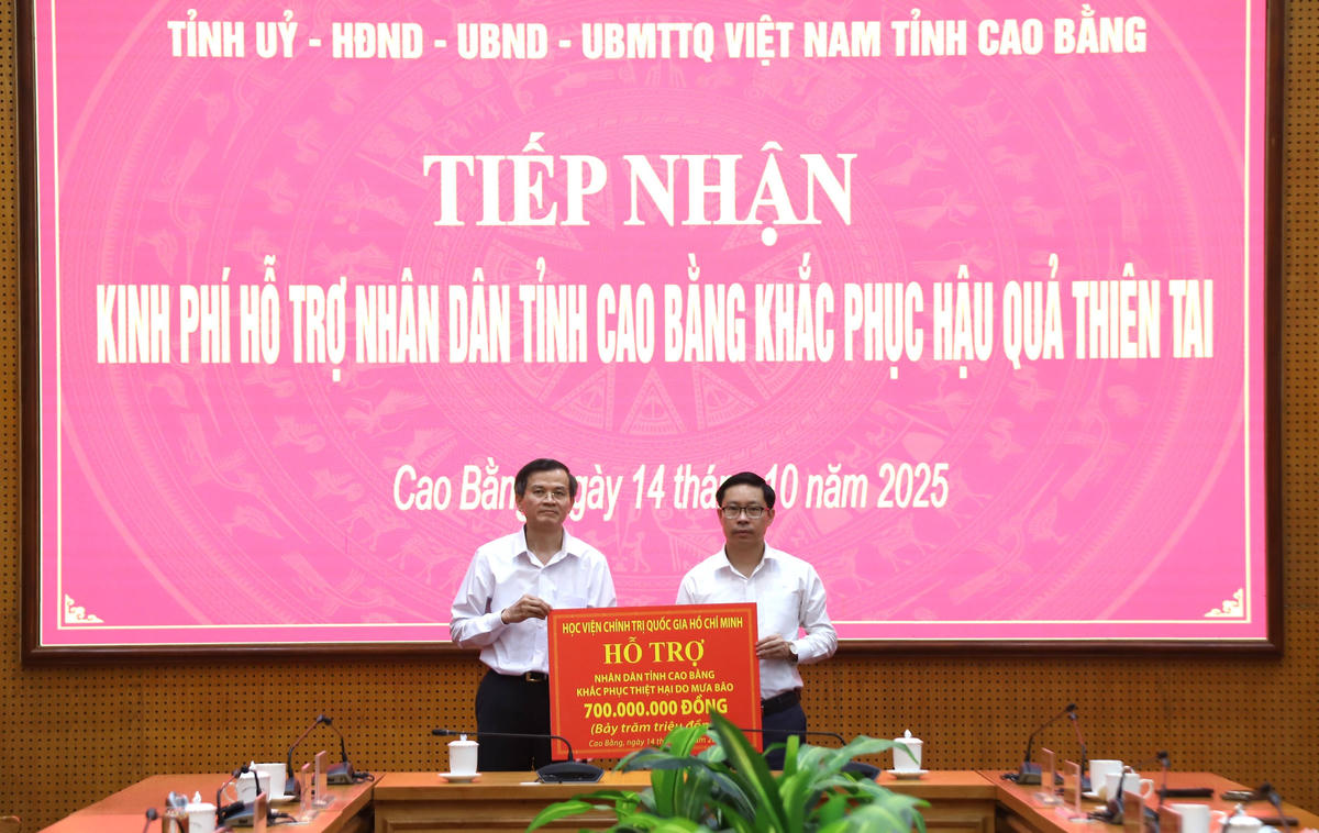 Học viện chính trị Quốc gia Hồ Chí Minh trao hỗ trợ tỉnh Cao Bằng khắc phục hậu quả mưa bão. Ảnh: D.L.
