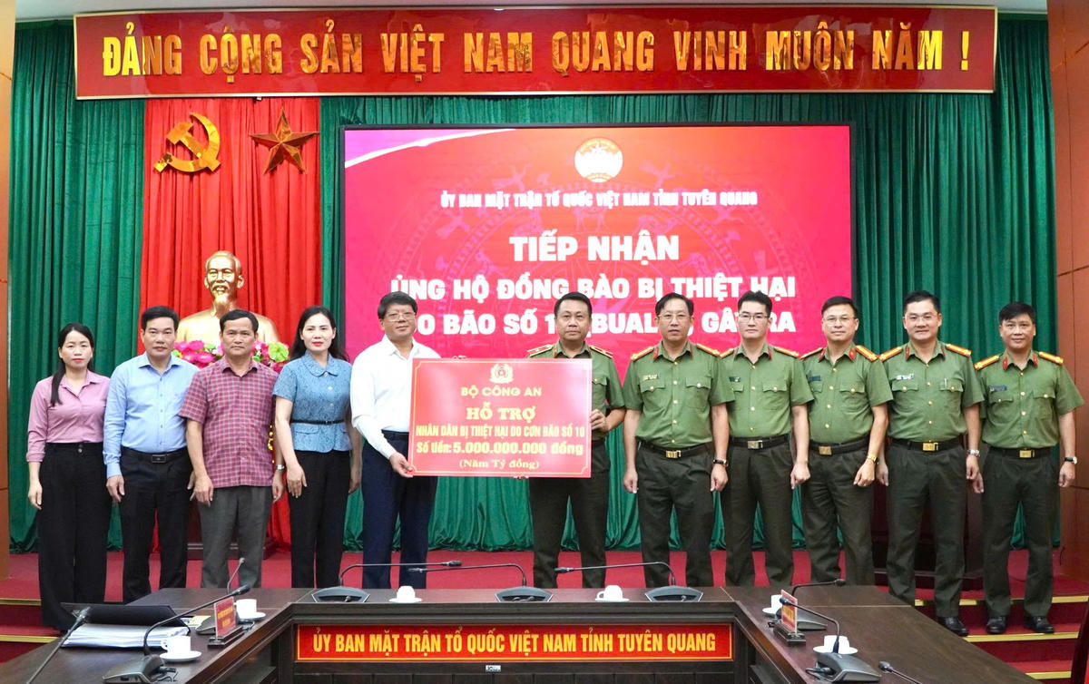 Ban Thường trực Ủy ban MTTQ Việt Nam tỉnh Tuyên Quang tiếp nhận hỗ trợ từ Bộ Công an. Ảnh: Đ.S.