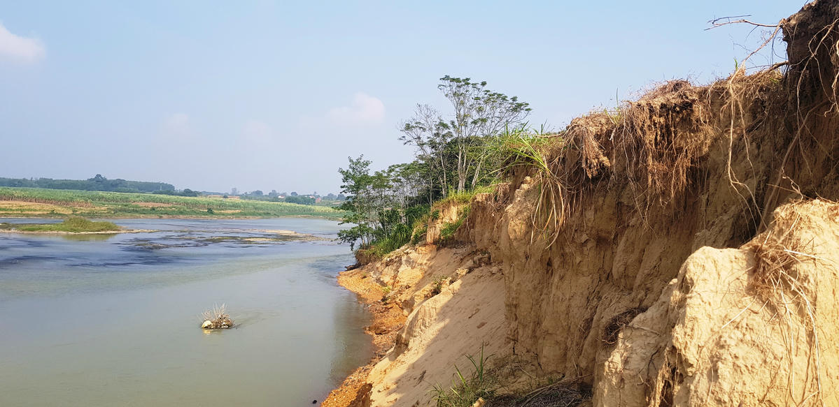Tình trạng sạt lở tại thôn 7, xã Lam Sơn (tỉnh Thanh Hóa) rất đáng lo ngại. 	Ảnh: Nguyễn Chung