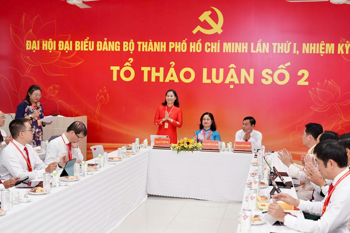 Các đại biểu trao đổi tại Tổ thảo luận số 2, chiều 14/10. Ảnh: Đ.H.