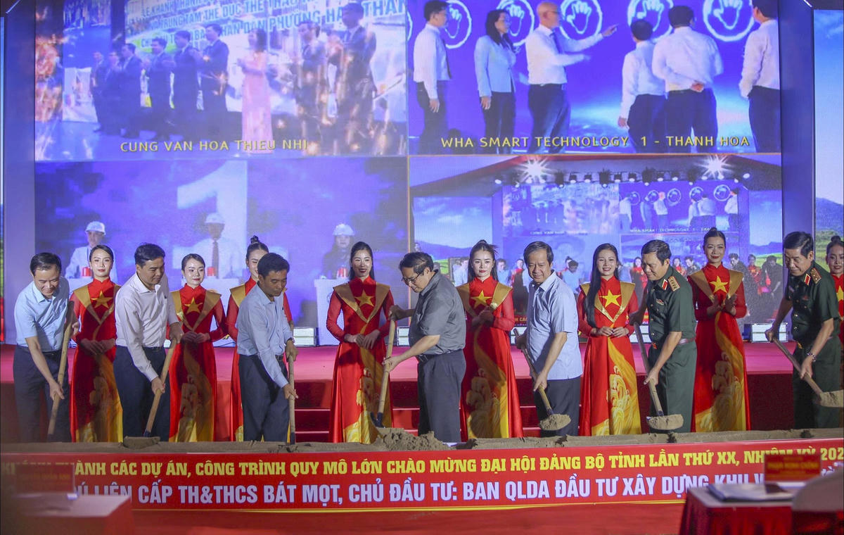 Thủ tướng Chính phủ Phạm Minh Chính thực hiện nghi thức khởi công dự án Trường nội trú liên cấp Tiểu học và THCS Bát Mọt. Ảnh: Minh Hiếu