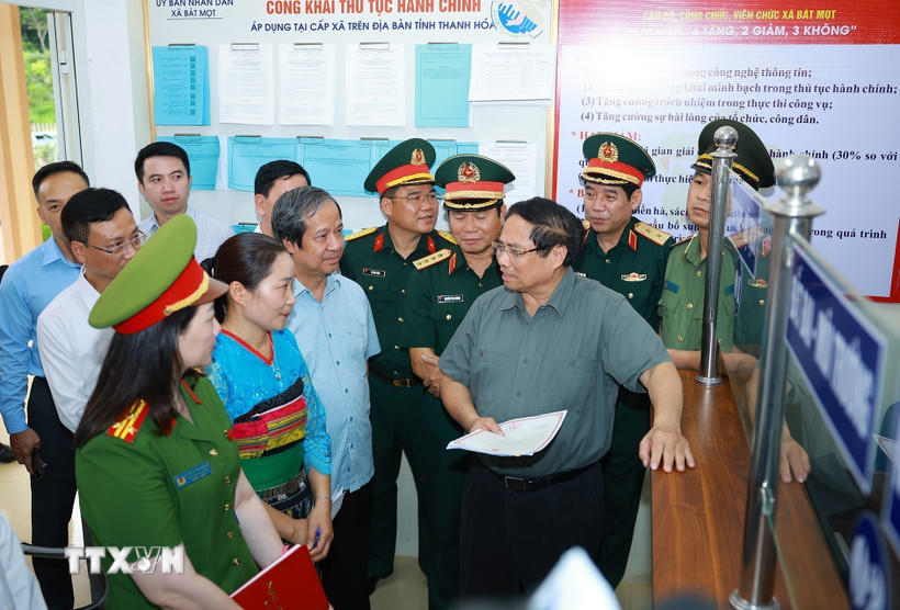 Thủ tướng Phạm Minh Chính kiểm tra chất lượng phục vụ người dân của Trung tâm Phục vụ hành chính công xã Bát Mọt, tỉnh Thanh Hóa. (Ảnh: Dương Giang/TTXVN)

