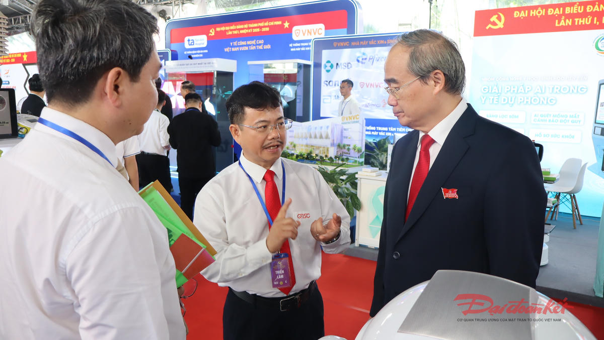 Ông Nguyễn Thiện Nhân - nguyên Chủ tịch Ủy ban Trung ương MTTQ Việt Nam tham quan gian trưng bày sản phẩm công nghệ của Khu phần mềm Quang Trung. Ảnh: Hồng Phúc.