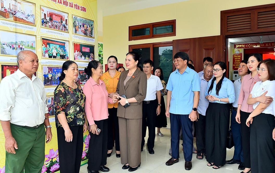 Phó Chủ tịch Ủy ban Trung ương MTTQ Việt Nam Hà Thị Nga nói chuyện với cử tri xã Yên Sơn. Ảnh: Tuyên Quang online.