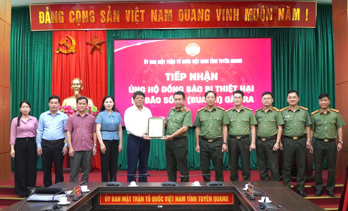 Ông Hà Trung Kiên, Phó Chủ tịch Thường trực Ủy ban MTTQ Việt Nam tỉnh Tuyên Quang trao thư cảm ơn cho Bộ Công an. Ảnh: Đ.S.