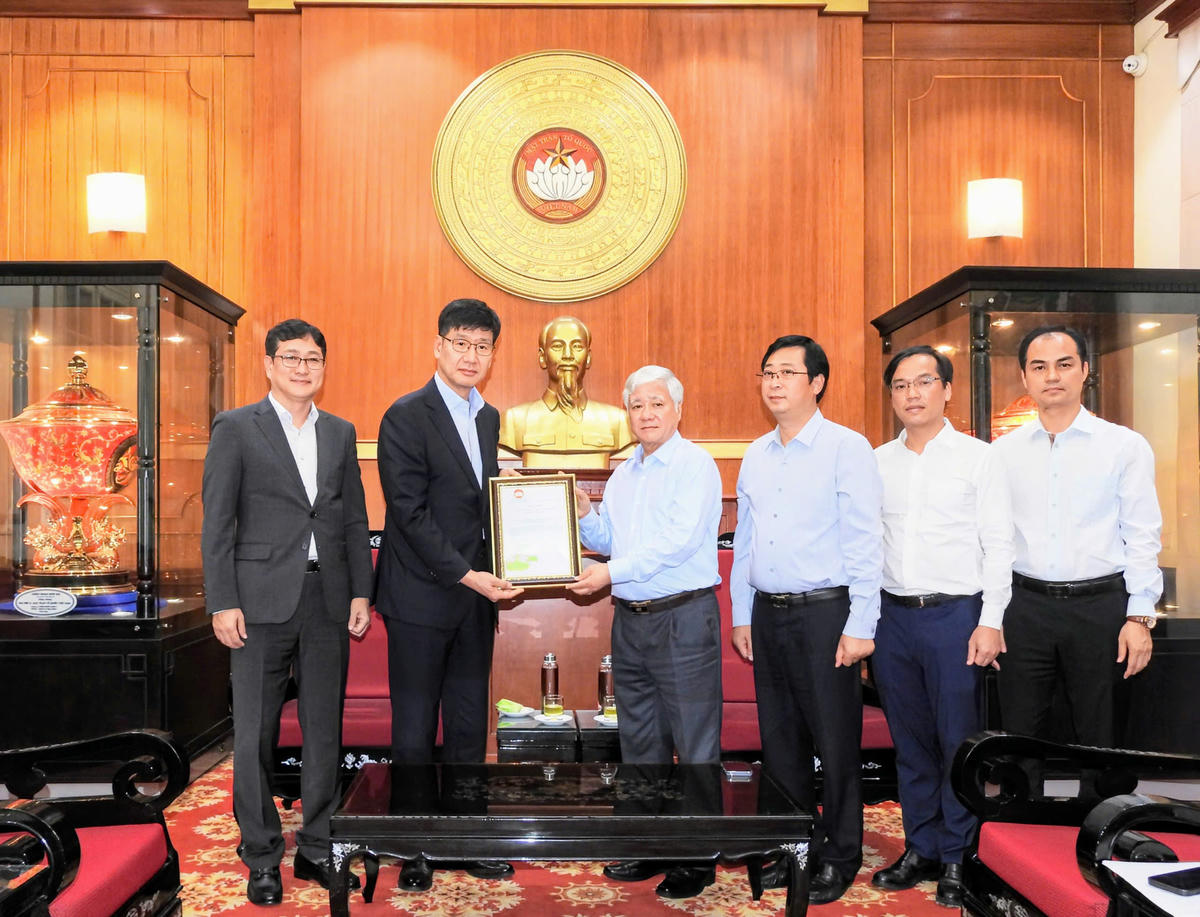 &nbsp;Chủ tịch Ủy ban Trung ương MTTQ Việt Nam Đỗ Văn Chiến trao Thư cảm ơn tới Samsung Việt Nam. Ảnh: Văn Hoa