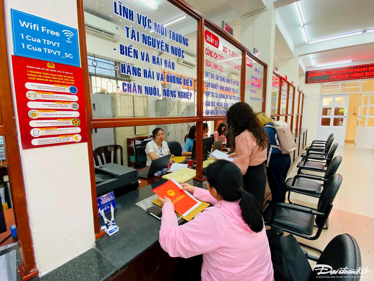 Hồ sơ đất đai, nhà ở là lĩnh vực được phường Vũng Tàu quan tâm giải quyết, tạo thuận lợi về thời gian, thủ tục giấy tờ cho người dân. Ảnh: Hồng Phúc.