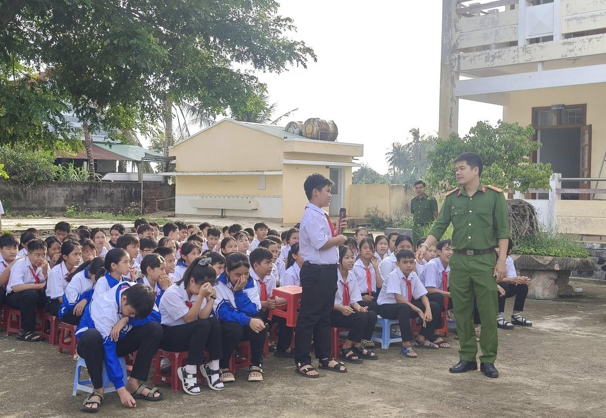 Học sinh Trường THCS Mỹ Cát (tỉnh Gia Lai) nghe tuyên truyền phổ biến pháp luật.	 Ảnh: NTCC
