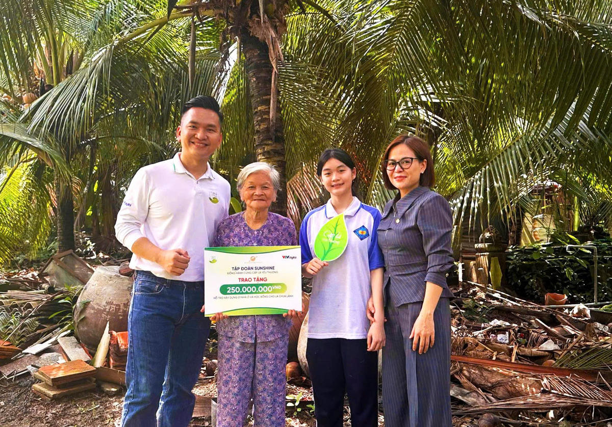 Niềm vui của em Nguyễn Thị Kim Ngọc khi nhận được hỗ trợ từ “Đại lá lành” Sunshine Group.