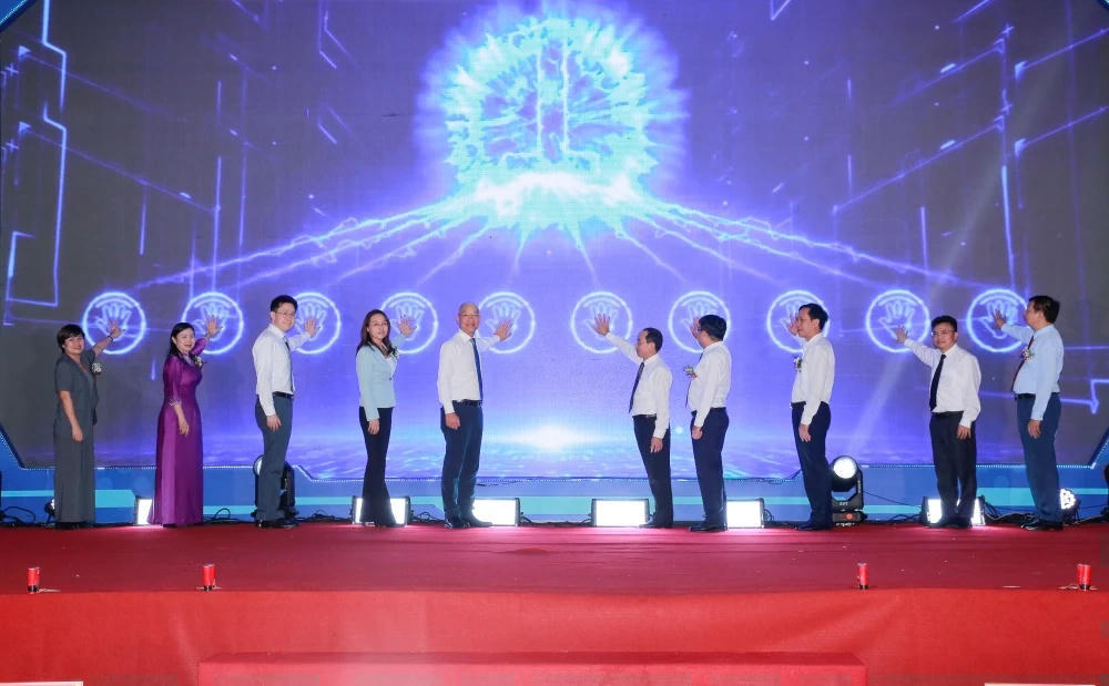 Các đại biểu thực hiện nghi thức khởi công dự án WHA - Thanh Hóa. Ảnh: Lê Hợi.