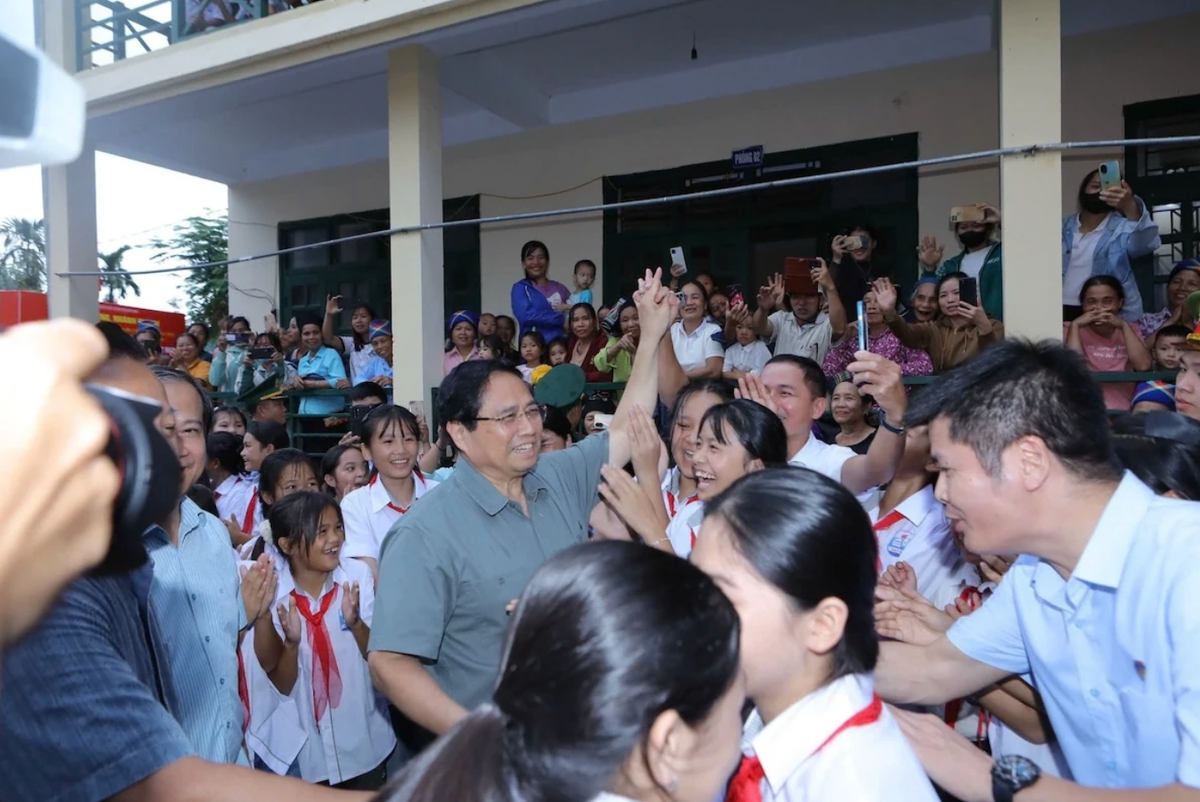 Thủ tướng vẫy tay, chào hỏi học sinh và người dân xã biên giới Bát Mọt. Ảnh: Minh Hiếu.