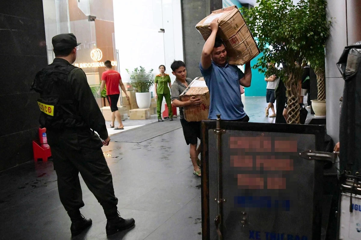 Cơ quan điều tra tạm giữ tài sản khoảng 900 tỷ đồng, 597 cây vàng, USD, 18 sổ đỏ, 2 xe ô tô...