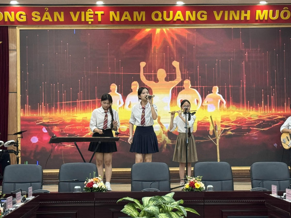 Một tiết mục biểu diễn của học sinh Hà Nội tại hội nghị. Ảnh: Nguyễn Hoài