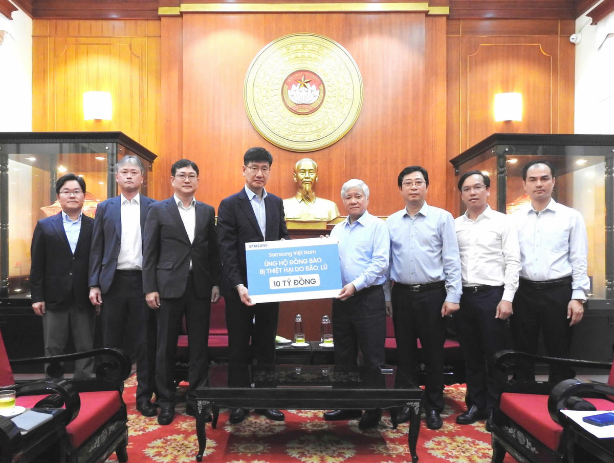 Chủ tịch Ủy ban Trung ương MTTQ Việt Nam Đỗ Văn Chiến tiếp nhận ủng hộ từ Samsung Việt Nam. Ảnh: Văn Hoa