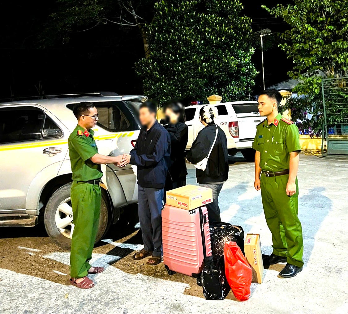 Công an xã Pa Tần bàn giao 2 nữ sinh cho gia đình. Ảnh: CAT Lai Châu.