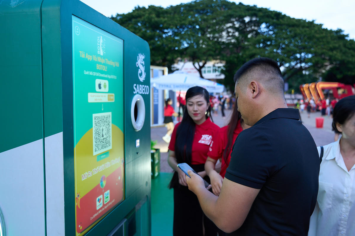 Người dân thích thú trải nghiệm máy phân loại và xử lý lon chai tự động