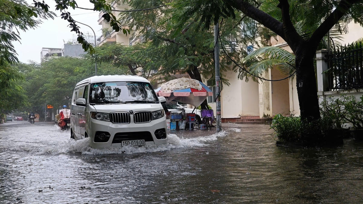 Khu vực đường Đặng Ma La (phường Lê Chân) "hoá" sông sau trận mưa lớn sáng nay. Ảnh: PT. 