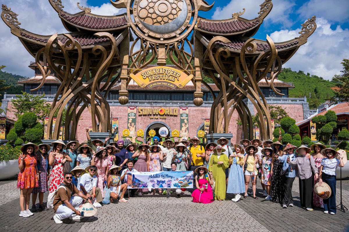 Những nhà sáng tạo nội dung số từ Ấn Độ và Trung Đông trải nghiệm SunWorld Ba Na Hills tháng 10/2025. Ảnh: Nguyễn Tú.