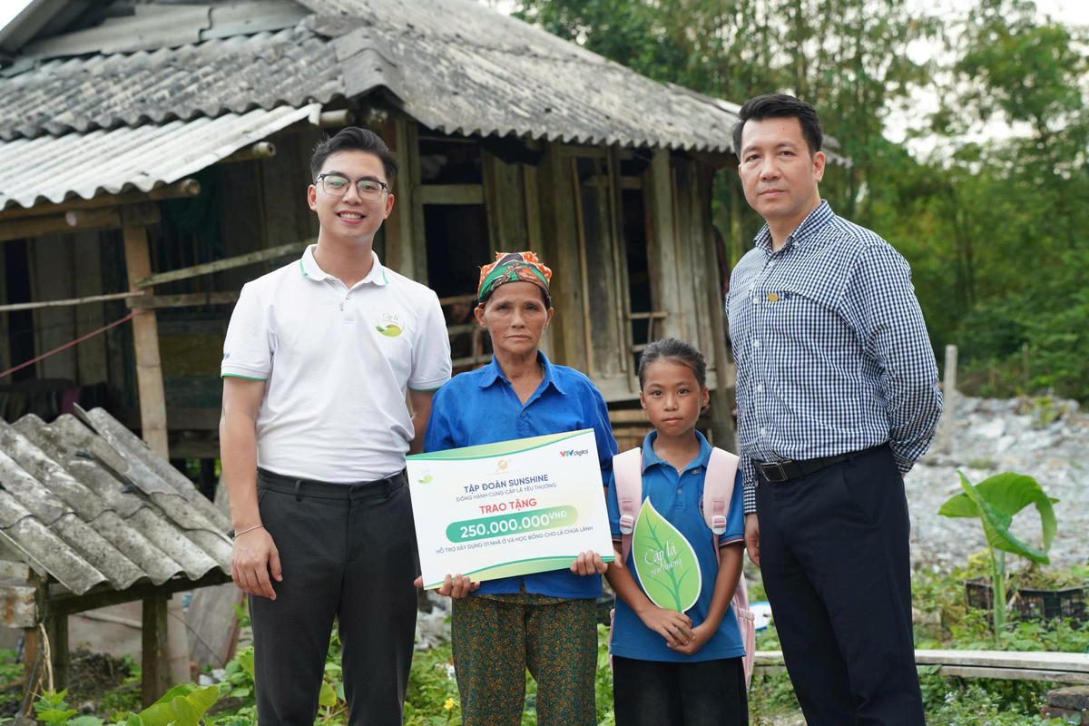 Đại diện Sunshine Group đã trao tặng suất học bổng cùng phần hỗ trợ xây dựng mái ấm mới tổng trị giá 250 triệu cho em Đinh Thị Phương - cô bé đã lớn lên trong căn nhà dột nát cùng ông bà ngoại và người mẹ bệnh nặng.