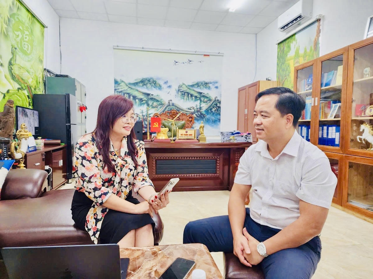 Phóng viên Báo Đại đoàn kết trao đổi với ông Vũ Tuấn Anh - Trưởng Thi hành án dân sự tỉnh Đắk Lắk. Ảnh: TT.