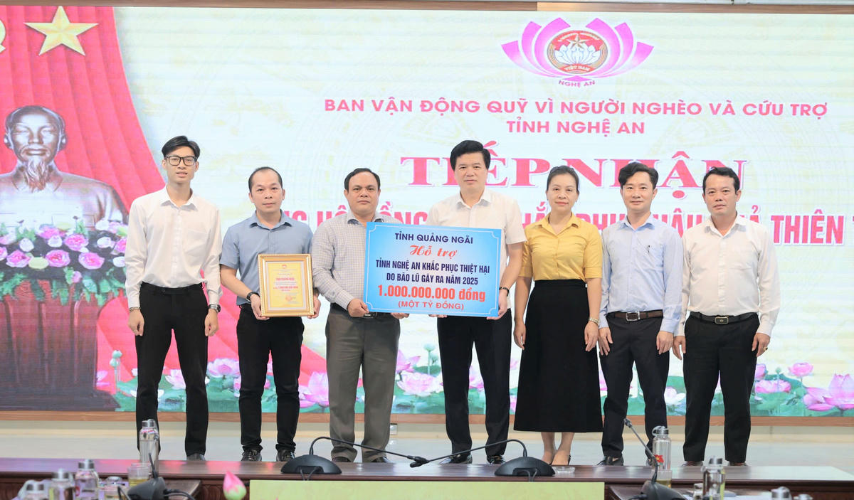Lãnh đạo tỉnh Quảng Ngãi trao biển tượng trưng hỗ trợ tỉnh Nghệ An 1 tỷ đồng khắc phục hậu quả bão lũ. Ảnh: Nhật Sơn