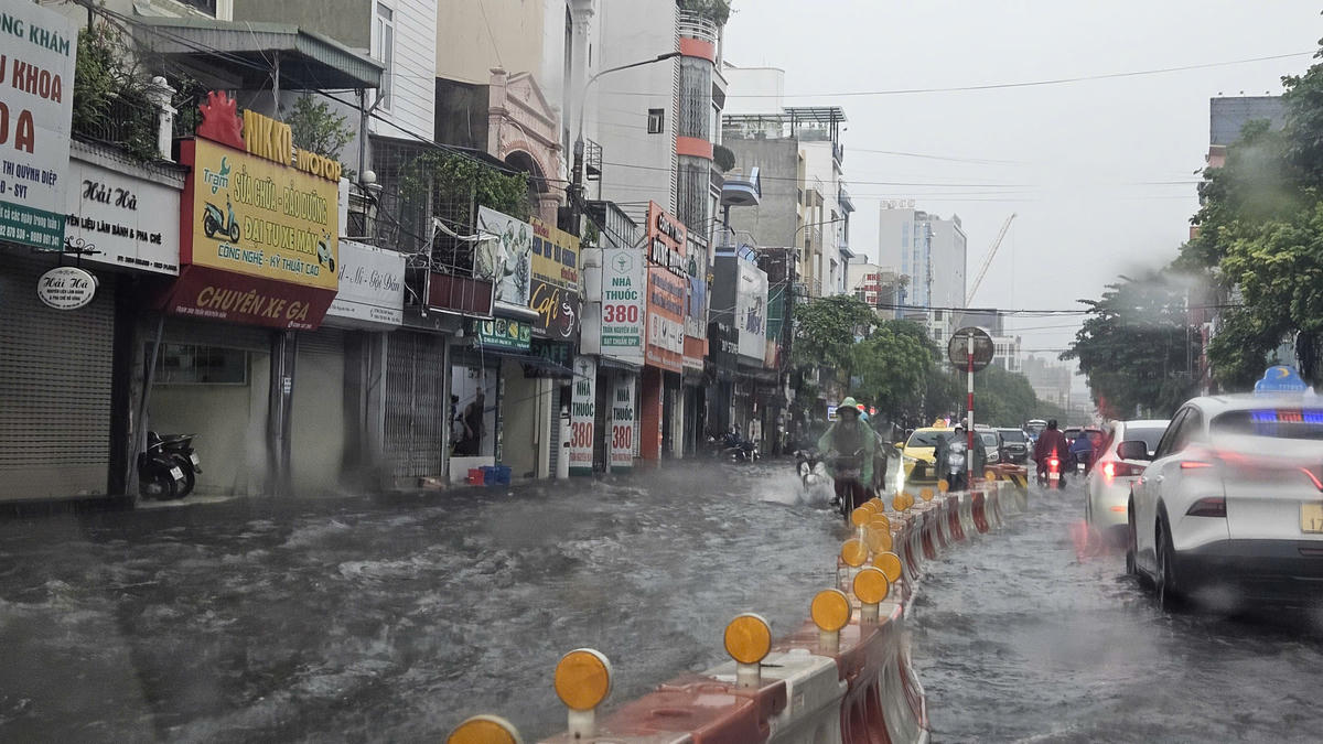 Nhiều đoạn trên đường Trần Nguyên Hãn ngập sâu 30-40 cm. Ảnh: PT. 