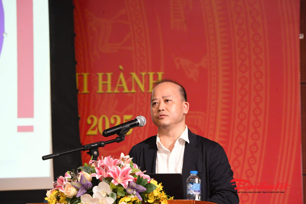 Luật sư Nguyễn Hưng Quang - Trưởng Văn phòng Luật sư Nguyễn Hưng Quang&amp;Cộng sự, chuyên gia xây dựng Luật Thủ đô giới thiệu, phân tích những điểm mới, các quy định quan trọng của Luật Thủ đô (sửa đổi) liên quan tới lĩnh vực văn hoá và thể thao, cũng như chia sẻ kinh nghiệm, giải đáp các vấn đề vướng mắc trong quá trình tổ chức thực hiện. Ảnh: Phạm Sỹ.