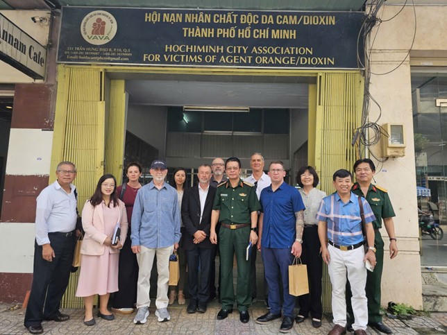 Hai bên chụp ảnh lưu niệm về chuyến thăm, tìm hiểu và hợp tác trong hỗ trợ nạn nhân da cam và khắc phục hậu quả chiến tranh tại Việt Nam. Ảnh: Linh Trần. 