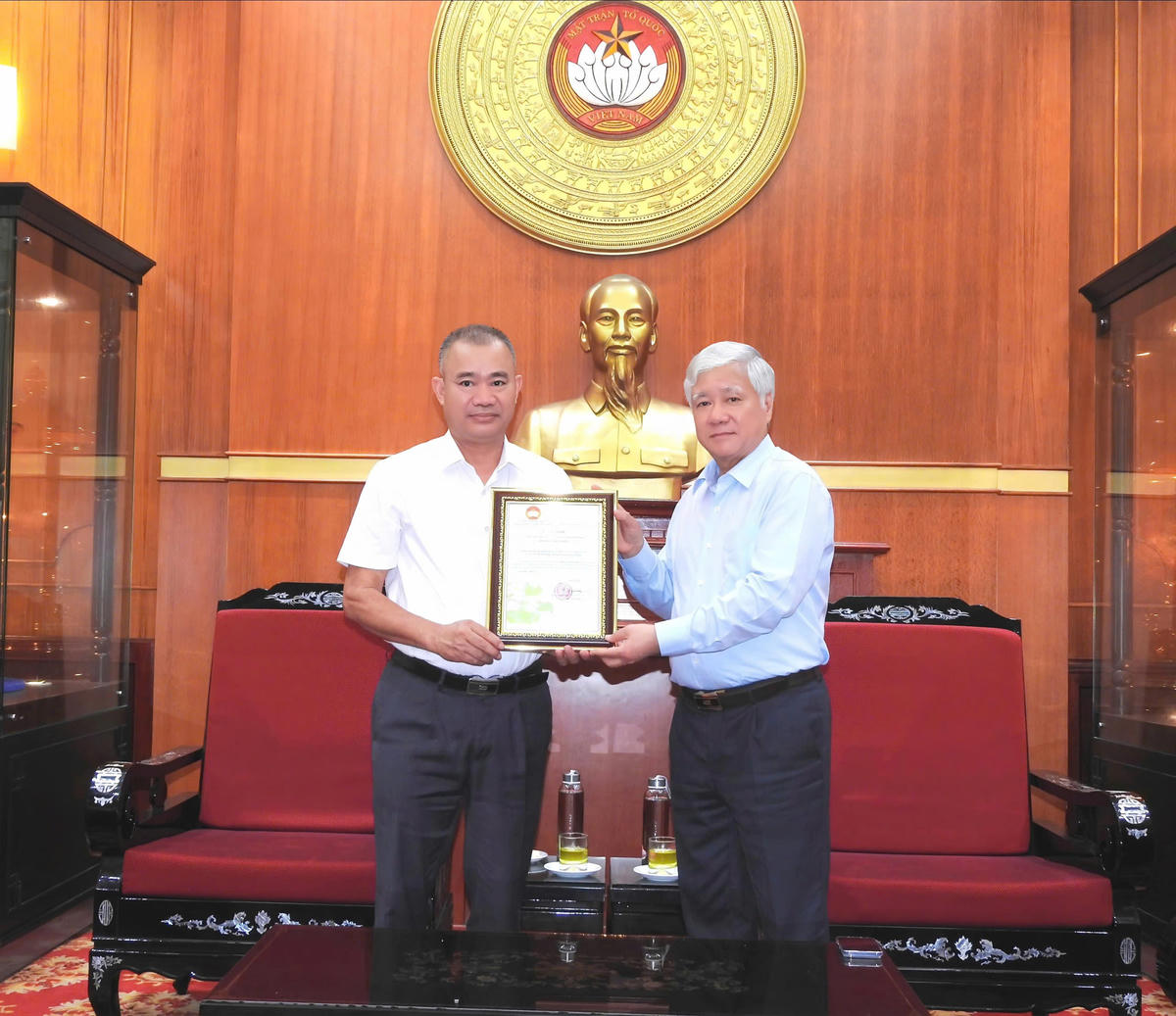 Chủ tịch Ủy ban Trung ương MTTQ Việt Nam Đỗ Văn Chiến  trao Thư cảm ơn tới Bệnh viện Bưu điện. Ảnh: Văn Hoa