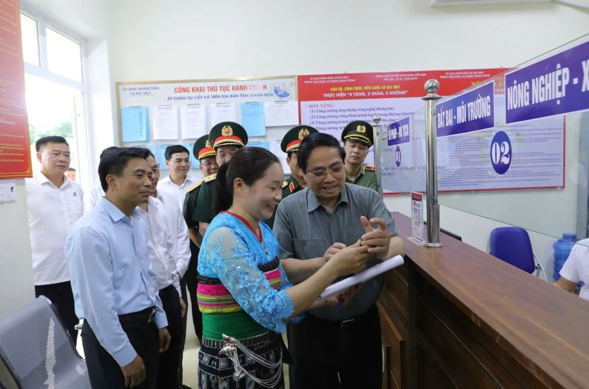 Thủ tướng kiểm tra việc giải quyết thủ tục hành chính và công tác vận hành chính quyền địa phương 2 cấp tại xã Bát Mọt. Ảnh: Minh Hiếu