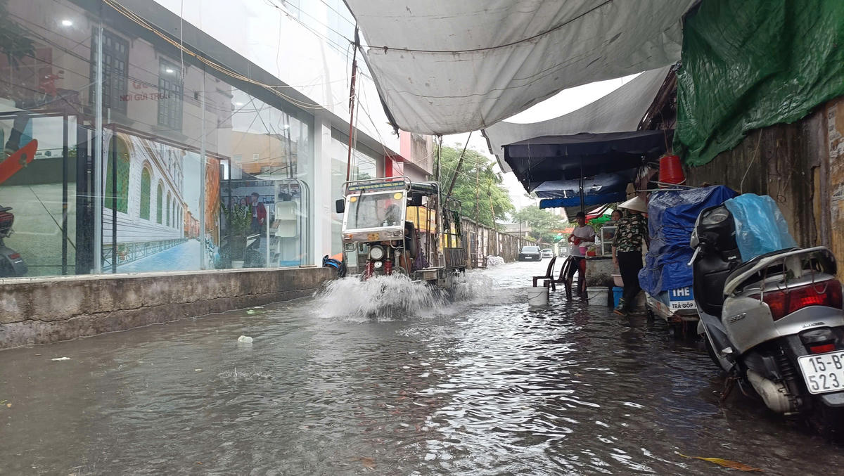 Ngõ Nam Pháp giao đường Lạch Tray ngập sâu trong nước. Ảnh: PT. 