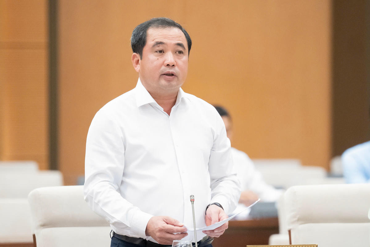 Quyền Bộ trưởng Bộ Nông nghiệp và Môi trường Trần Đức Thắng phát biểu tại phiên họp (Ảnh: Phạm Thắng).