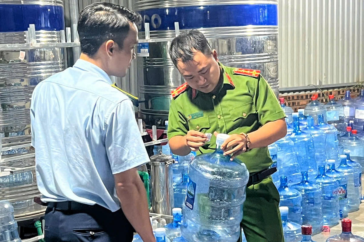  Hiện, Công an Hà Nội đang tiến hành truy vết những cơ sở đã tiêu thụ nước Lavie giả của đối tượng Lê Văn Viết trong thời gian qua, thu hồi nhiều bình nước Lavie giả chưa được tiêu thụ ra thị trường.