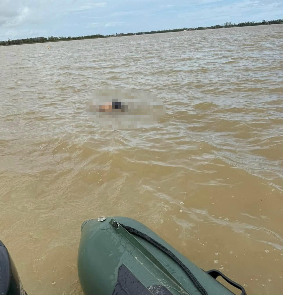 Thi thể một trong hai cháu gái đã được tìm thấy vào chiều 15/10. Ảnh: ĐTN