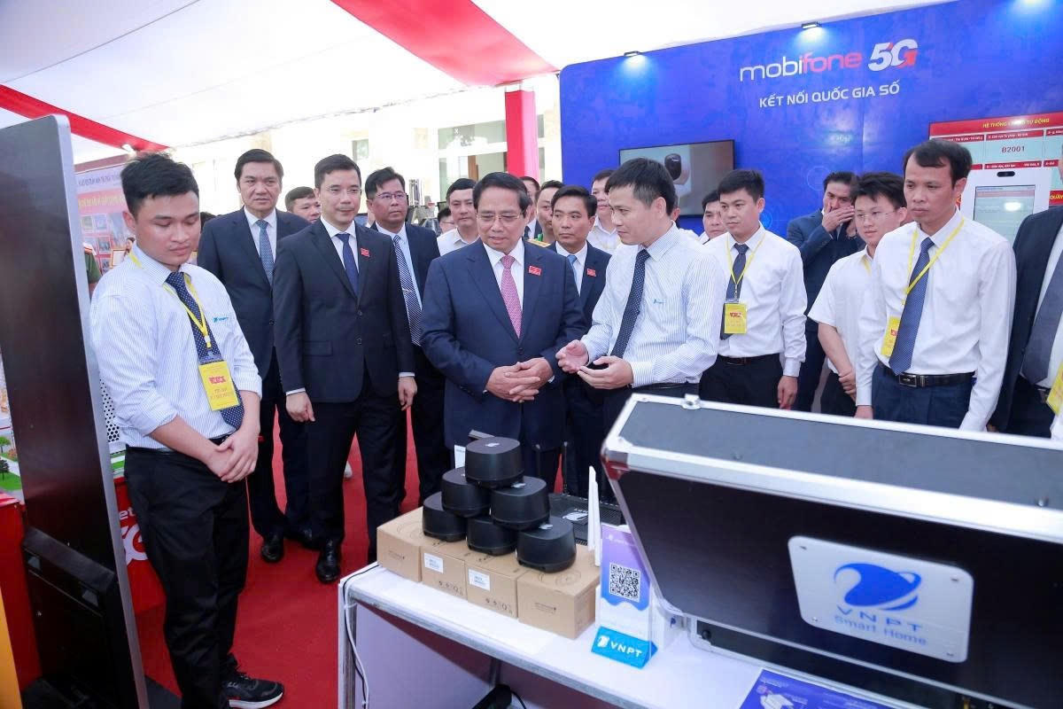 Thủ tướng nghe đại diện VNPT Thanh Hóa giới thiệu các sản phẩm công nghệ mới trong lĩnh vực bưu chính viễn thông. Ảnh: Minh Hiếu