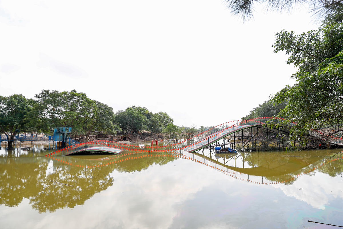 Chiếc cầu trượt vốn là điểm đến vui chơi thu hút nhiều người, giờ vẫn đang bị ngập trong nước.