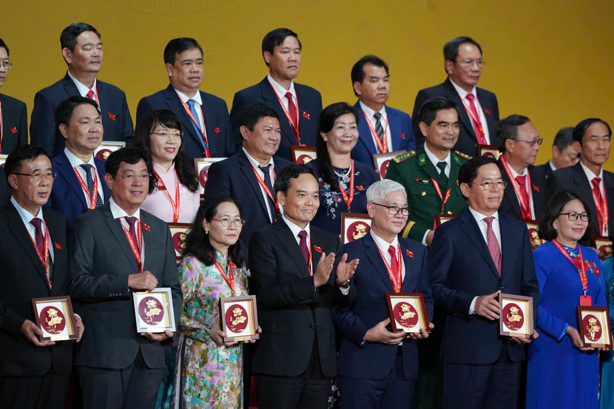 Bí thư Thành ủy Thành ủy TP Hồ Chí Minh Trần Lưu Quang cùng Thường trực Thành ủy TP Hồ Chí Minh tặng kỷ niệm chương cho các thành viên không tham gia nhiệm kỳ 2025-2030. Ảnh: Đ.H.