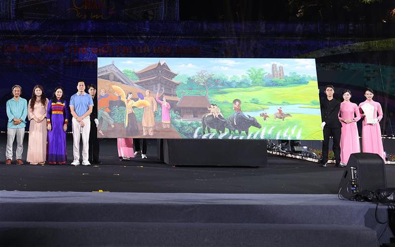 Đại diện Ngân hàng SHB và Tập đoàn T&T Group đấu giá thành công bức tranh của họa sĩ Ngô Bá Hoàng với giá 1 tỷ đồng.