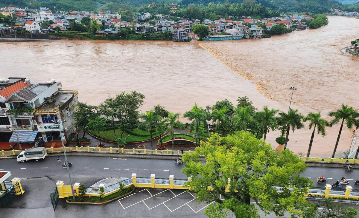 Nước lũ trên sông Tiên Yên sáng 15/10. Ảnh: Tiên Yên Phố