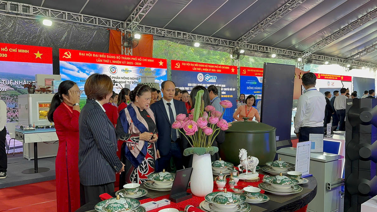 Nguyên Chủ tịch Quốc hội Nguyễn Thị Kim Ngân tham quan gian trưng bày công nghệ nano trong chế tác gốm sứ tại triển lãm. Ảnh: H.Phúc.