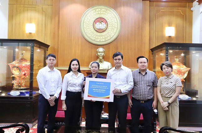 Ông Bùi Quang Huy, Phó Chủ tịch UBTƯ MTTQ Việt Nam, Bí thư thứ nhất Trung ương Đoàn Thanh niên Cộng sản Hồ Chí Minh tiếp nhận ủng hộ từ Picenza Việt Nam. Ảnh: Minh Hiển