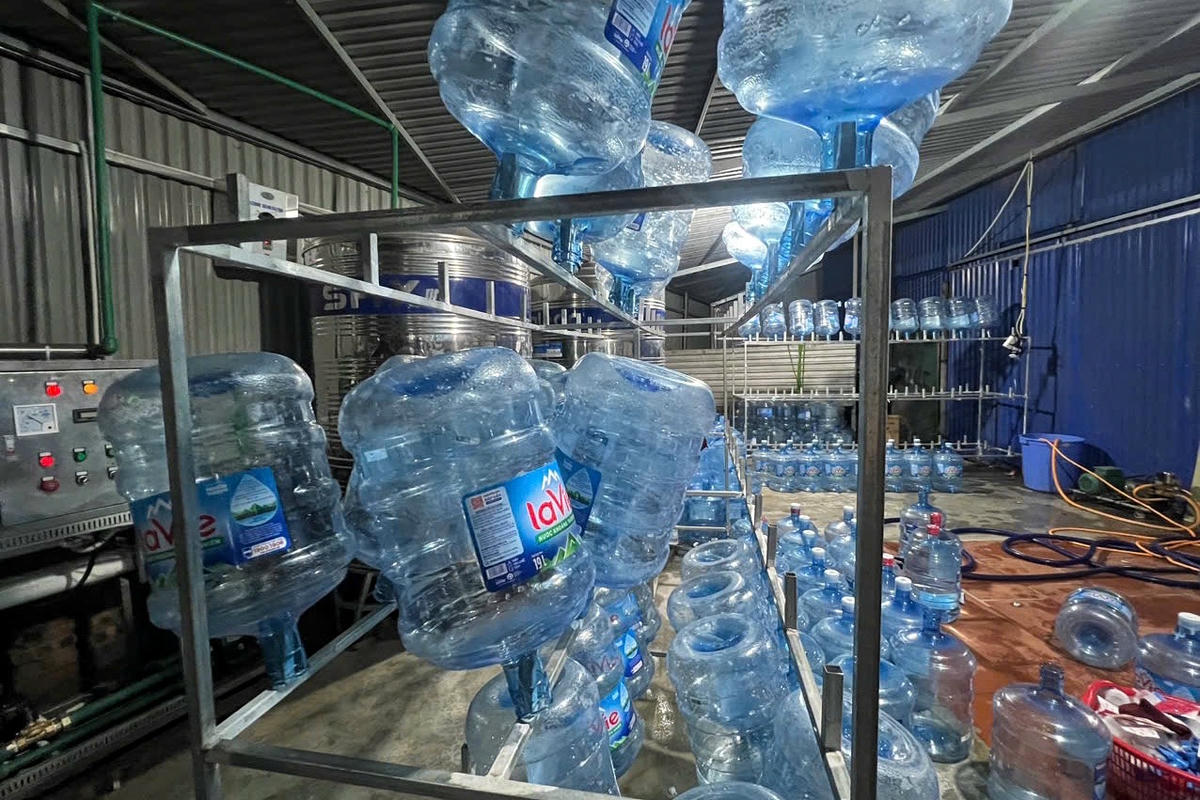 Trung bình mỗi ngày, Lê Văn Viết và đồng bọn sản xuất và bán ra thị trường được 100 bình nước Lavie, giá mỗi bình nước sản xuất ra khoảng 10.000 đồng, và đối tượng Viết bán ra với giá gần 70.000 đồng/bình.&nbsp;