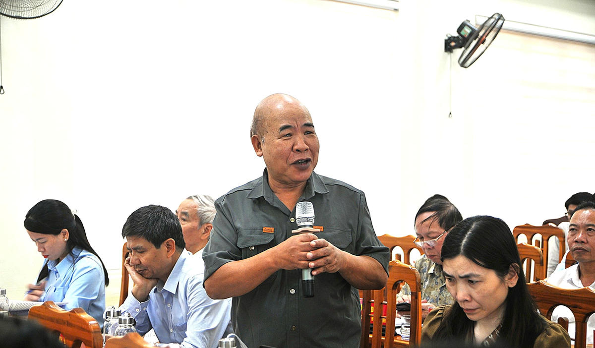 Đại biểu cho ý kiến góp ý vào Dự thảo Báo cáo chính trị trình tại Đại hội đại biểu MTTQ Việt Nam tỉnh Tuyên Quang lần thứ I. Ảnh: Xuân Trường.