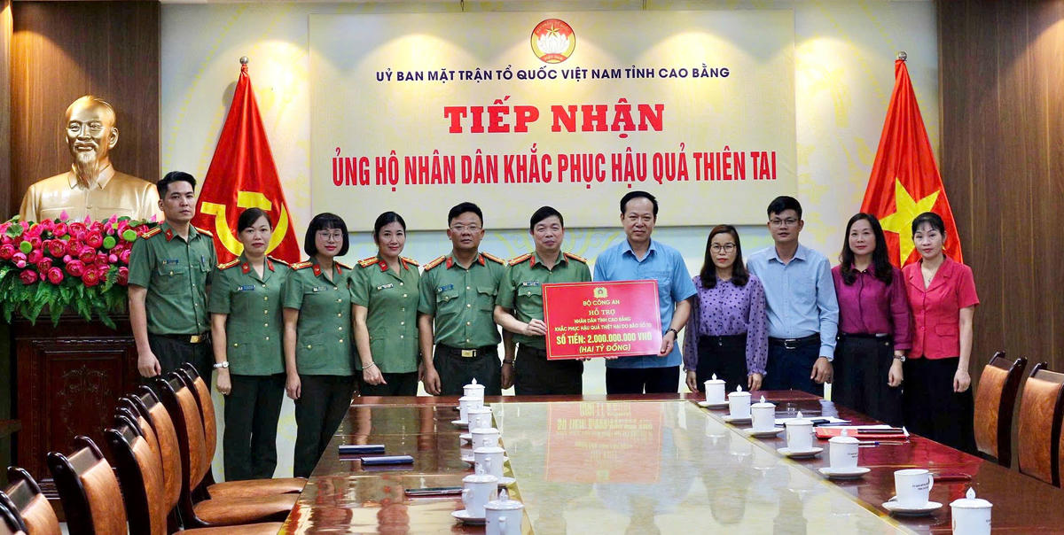 Đại tá Nguyễn Quang Vinh, Giám đốc Công an tỉnh Cao Bằng thừa ủy quyền của lãnh đạo Bộ Công an trao kinh phí hỗ trợ 2 tỷ đồng giúp nhân dân tỉnh Cao Bằng khắc phục hậu quả mưa lũ. Ảnh: MTTQ Cao Bằng.
