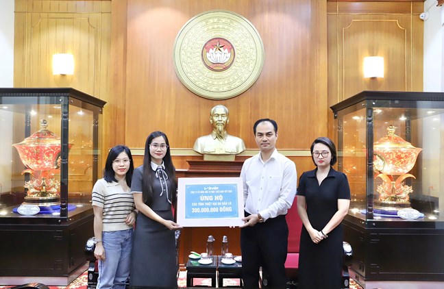 Đại diện lãnh đạo Ban Công tác xã hội Cơ quan UBTƯ MTTQ Việt Nam tiếp nhận ủng hộ.Ảnh: Minh Hiển