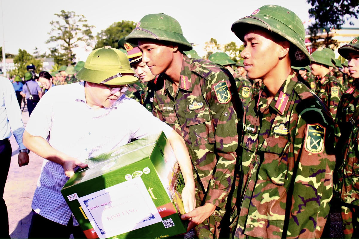 Phó Bí thư Tỉnh ủy, Chủ tịch Ủy ban MTTQ tỉnh Thái Nguyên Đinh Quang Tuyên tặng quà cho các chiến sỹ đã vất vả trong thời gian vừa qua. Ảnh: Thu Huệ.