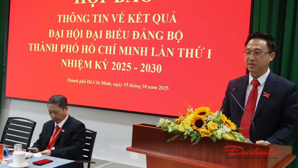 Ông Đặng Minh Thông trả lời các câu hỏi phỏng vấn của đại diện cơ quan báo chí tại buổi họp báo. Ảnh: Hồng Phúc.