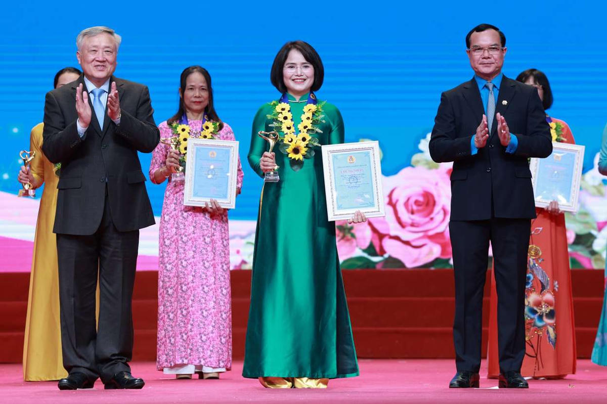 Ông Nguyễn Hòa Bình, Ủy viên Bộ Chính trị, Phó Thủ tướng Thường trực Chính phủ và ông Nguyễn Đình Khang, Phó Chủ tịch UBTƯ MTTQ Việt Nam, Chủ tịch Tổng Liên đoàn Lao động Việt Nam trao tặng Giải thưởng “Nữ đoàn viên Công đoàn Năng động, Sáng tạo, Trách nhiệm” lần thứ I - năm 2025. Ảnh: N. Hải