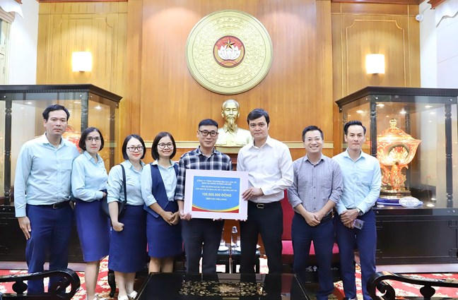 Ông Bùi Quang Huy tiếp nhận ủng hộ từ Công ty TNHH Thương mại Du lịch và Dịch vụ hàng không ABTRIP. Ảnh: Minh Hiển