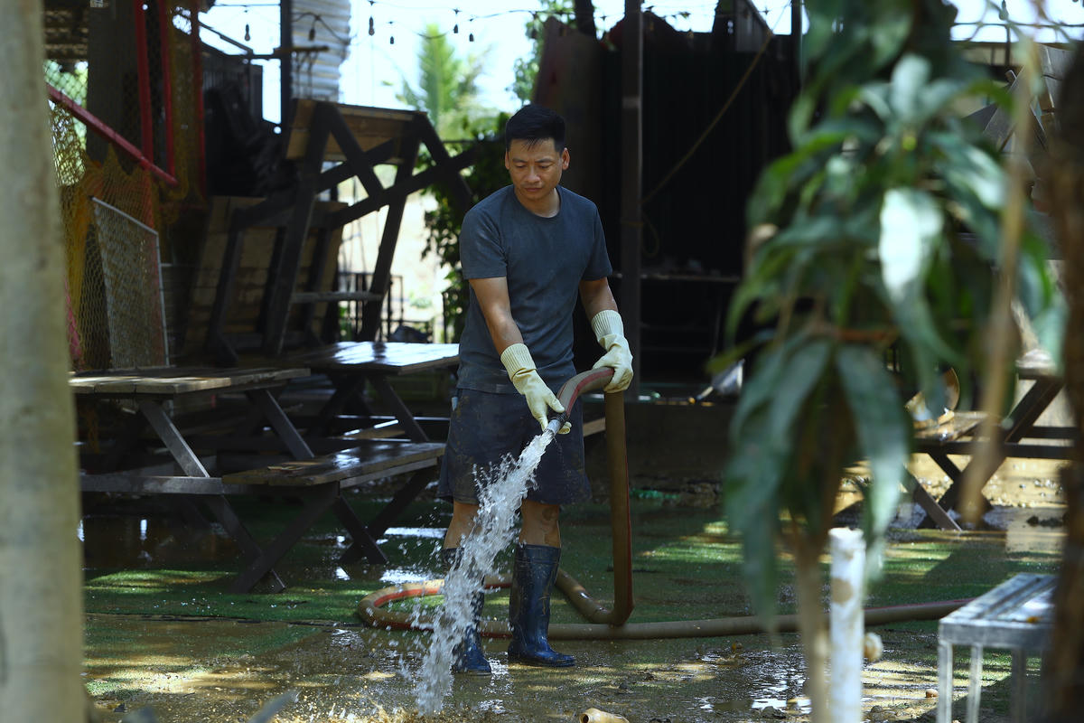 "Một năm bị ngập úng 2 lần, khiến việc kinh doanh gặp nhiều khó khăn. Nhưng tôi nghĩ rằng, còn người thì vẫn còn làm ra của cải vật chất", anh Hùng cho hay.